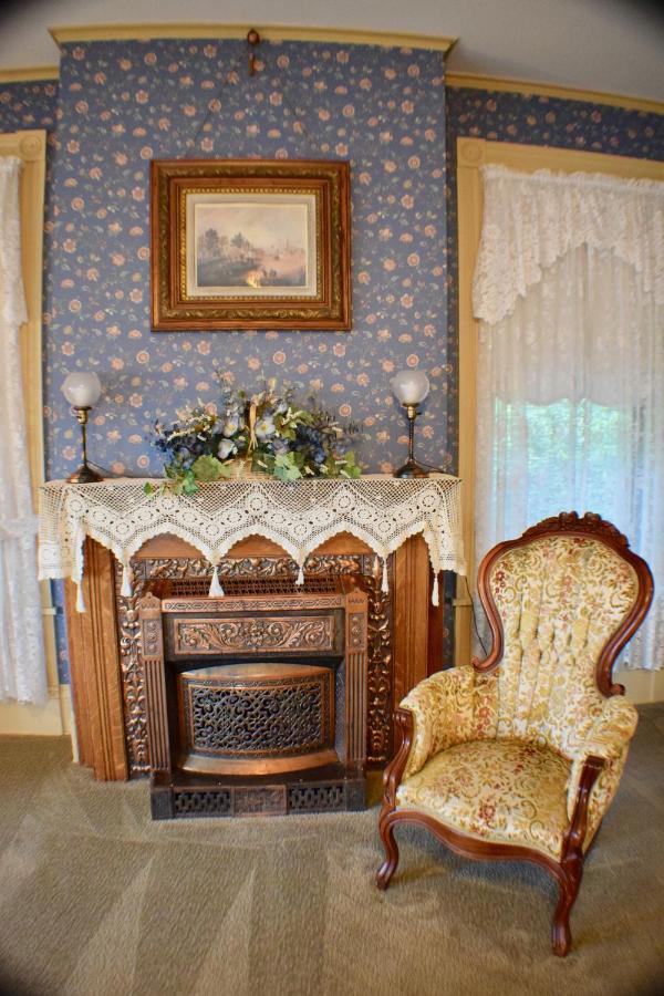 דובוק The Hancock House Bed & Breakfast Inn מראה חיצוני תמונה