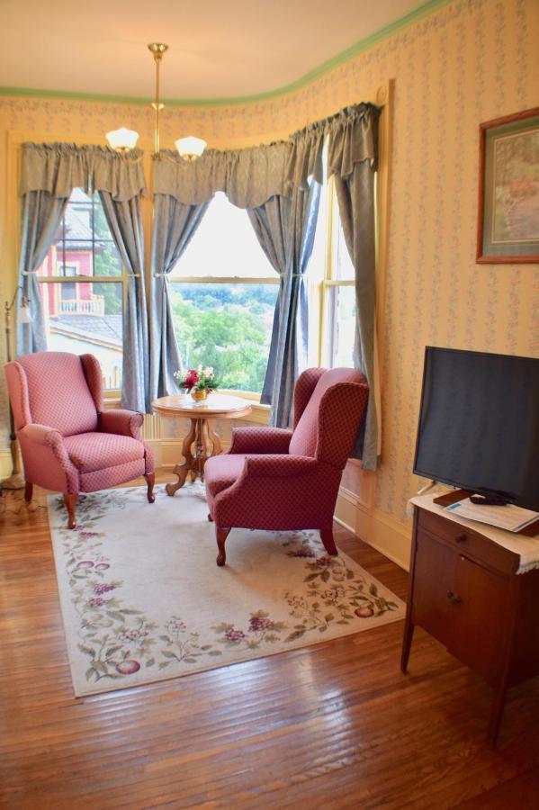 דובוק The Hancock House Bed & Breakfast Inn מראה חיצוני תמונה