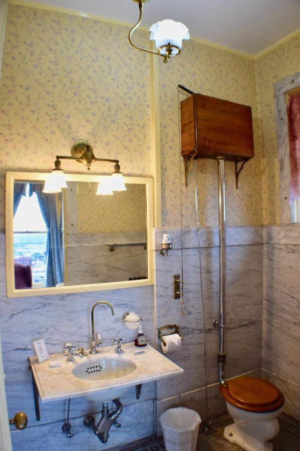 דובוק The Hancock House Bed & Breakfast Inn מראה חיצוני תמונה