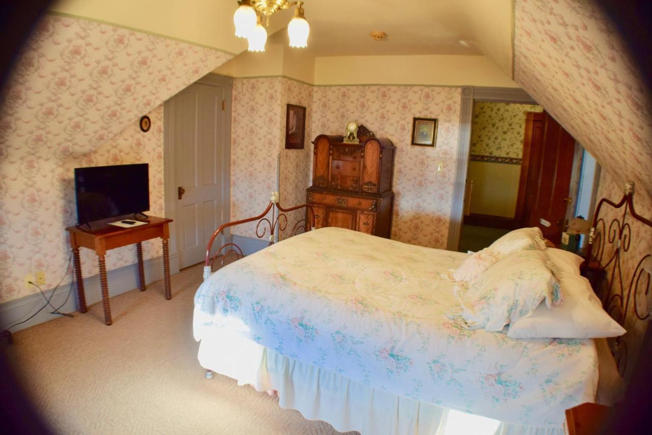 דובוק The Hancock House Bed & Breakfast Inn מראה חיצוני תמונה