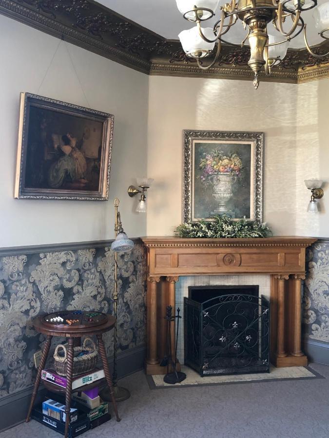 דובוק The Hancock House Bed & Breakfast Inn מראה חיצוני תמונה
