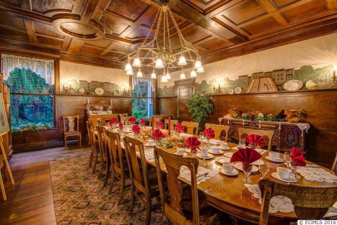 דובוק The Hancock House Bed & Breakfast Inn מראה חיצוני תמונה