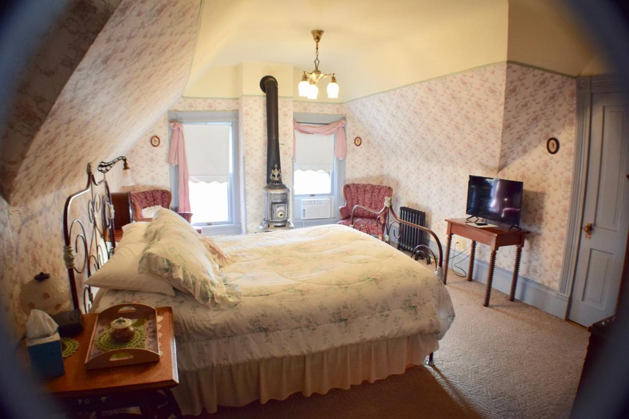 דובוק The Hancock House Bed & Breakfast Inn מראה חיצוני תמונה