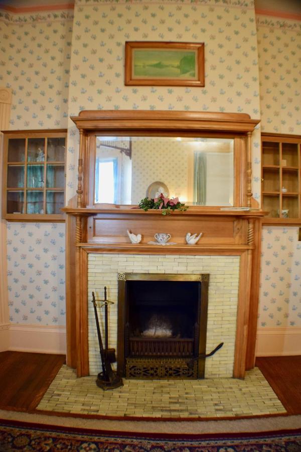דובוק The Hancock House Bed & Breakfast Inn מראה חיצוני תמונה