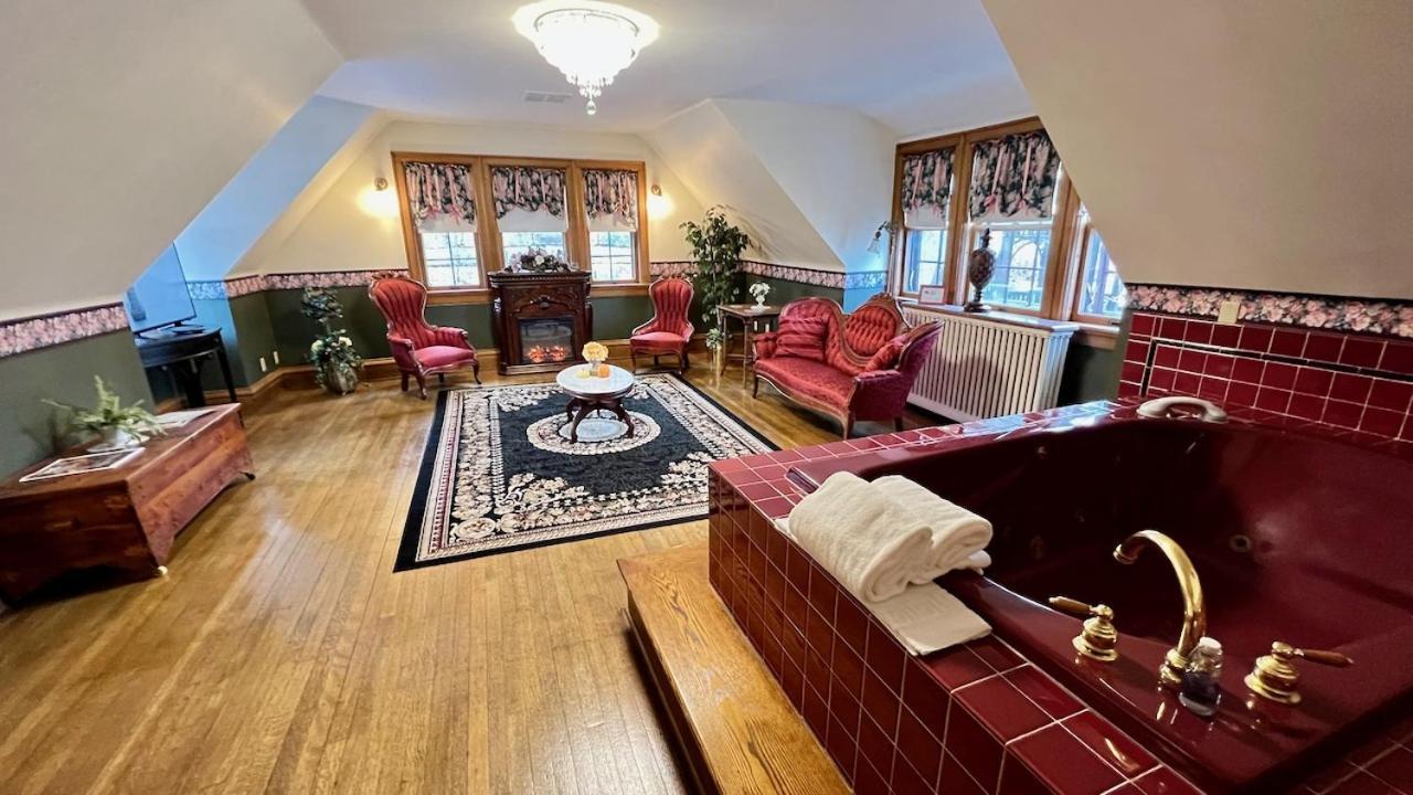 דובוק The Hancock House Bed & Breakfast Inn מראה חיצוני תמונה