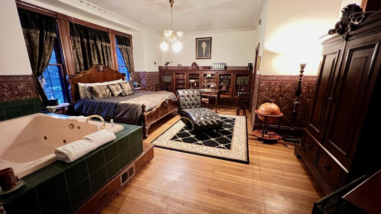 דובוק The Hancock House Bed & Breakfast Inn מראה חיצוני תמונה