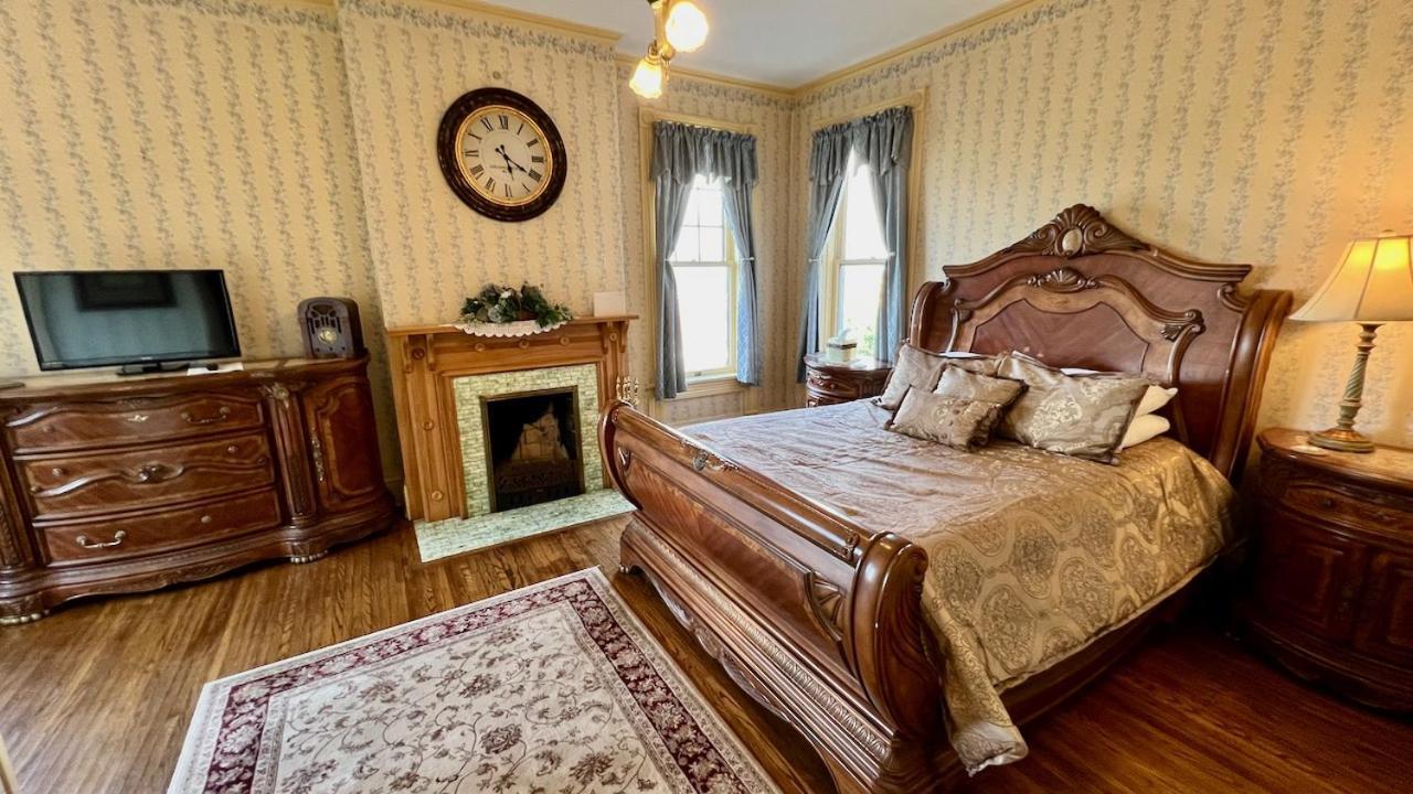 דובוק The Hancock House Bed & Breakfast Inn מראה חיצוני תמונה