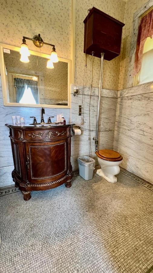 דובוק The Hancock House Bed & Breakfast Inn מראה חיצוני תמונה
