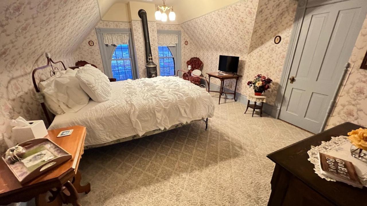דובוק The Hancock House Bed & Breakfast Inn מראה חיצוני תמונה
