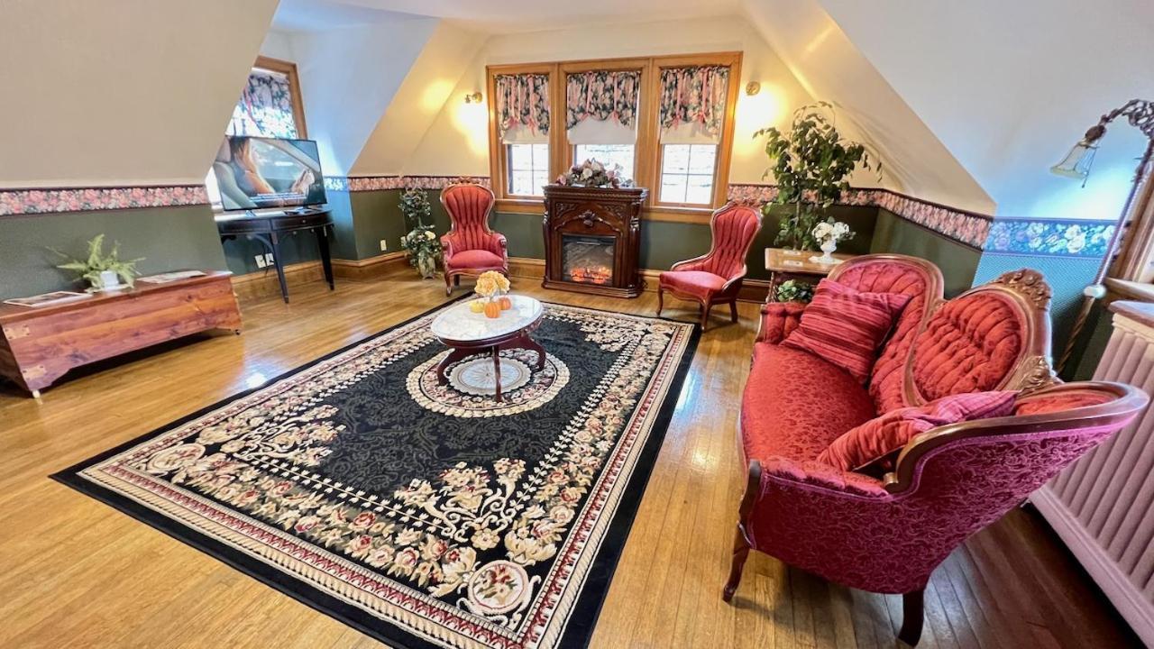 דובוק The Hancock House Bed & Breakfast Inn מראה חיצוני תמונה