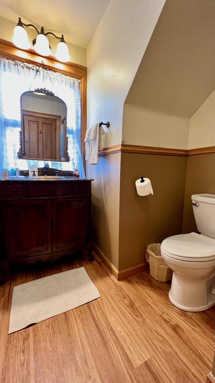 דובוק The Hancock House Bed & Breakfast Inn מראה חיצוני תמונה