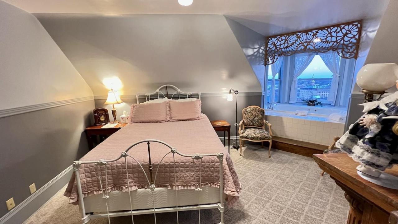 דובוק The Hancock House Bed & Breakfast Inn מראה חיצוני תמונה