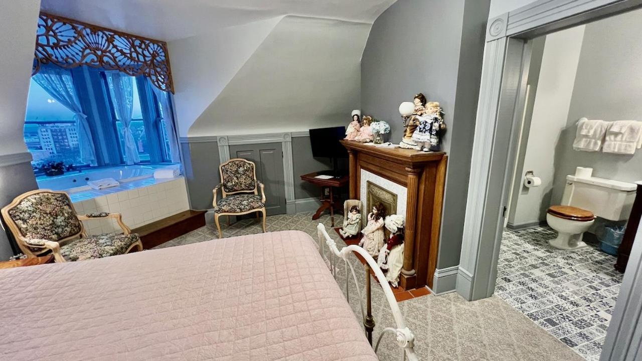 דובוק The Hancock House Bed & Breakfast Inn מראה חיצוני תמונה