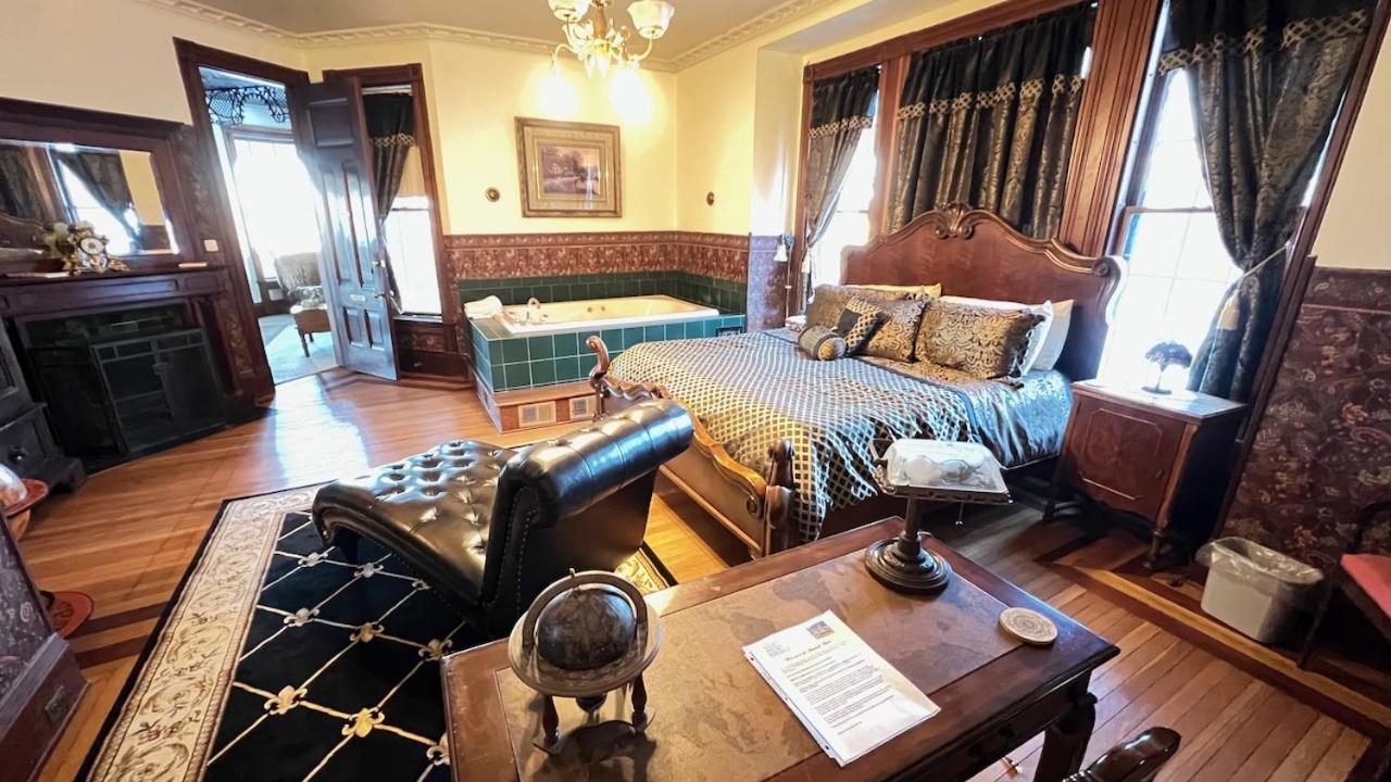 דובוק The Hancock House Bed & Breakfast Inn מראה חיצוני תמונה