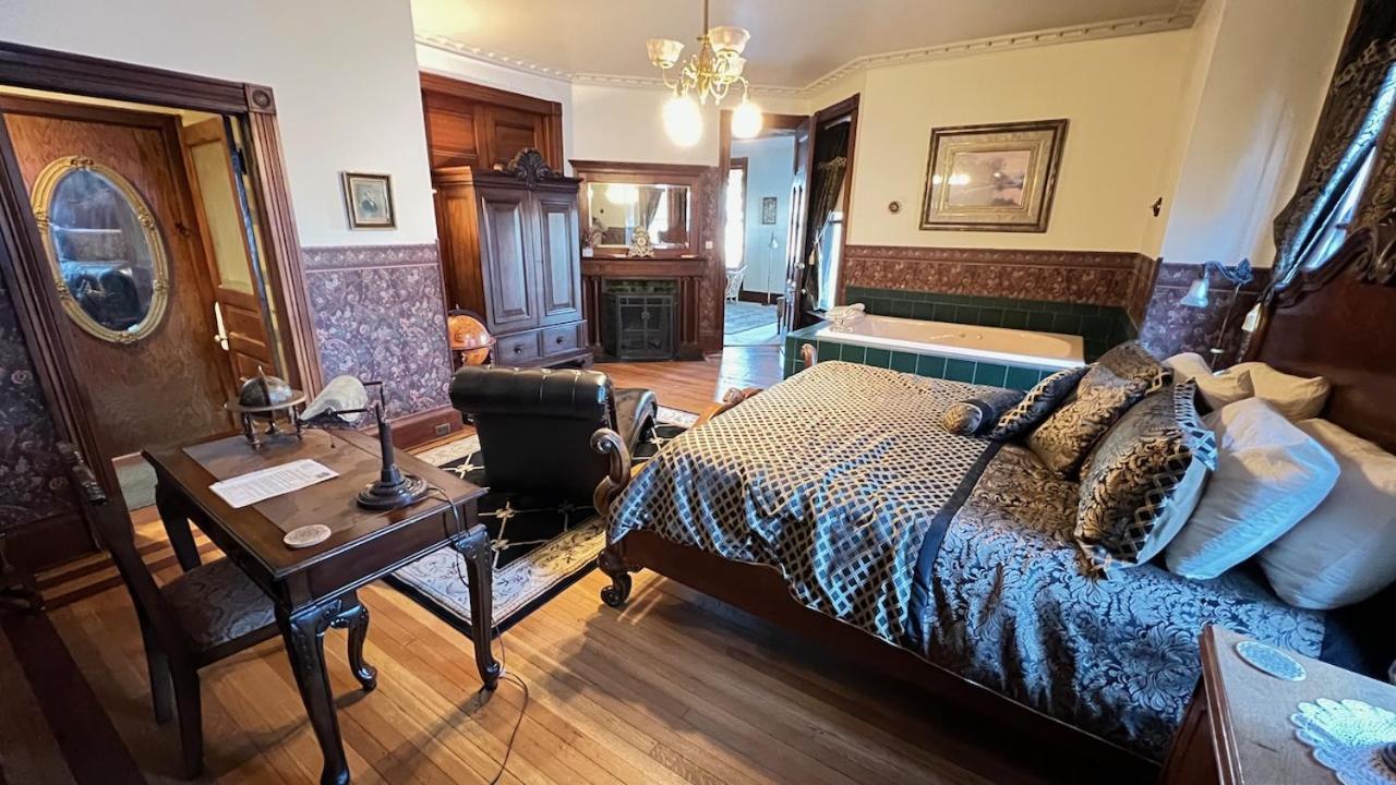 דובוק The Hancock House Bed & Breakfast Inn מראה חיצוני תמונה
